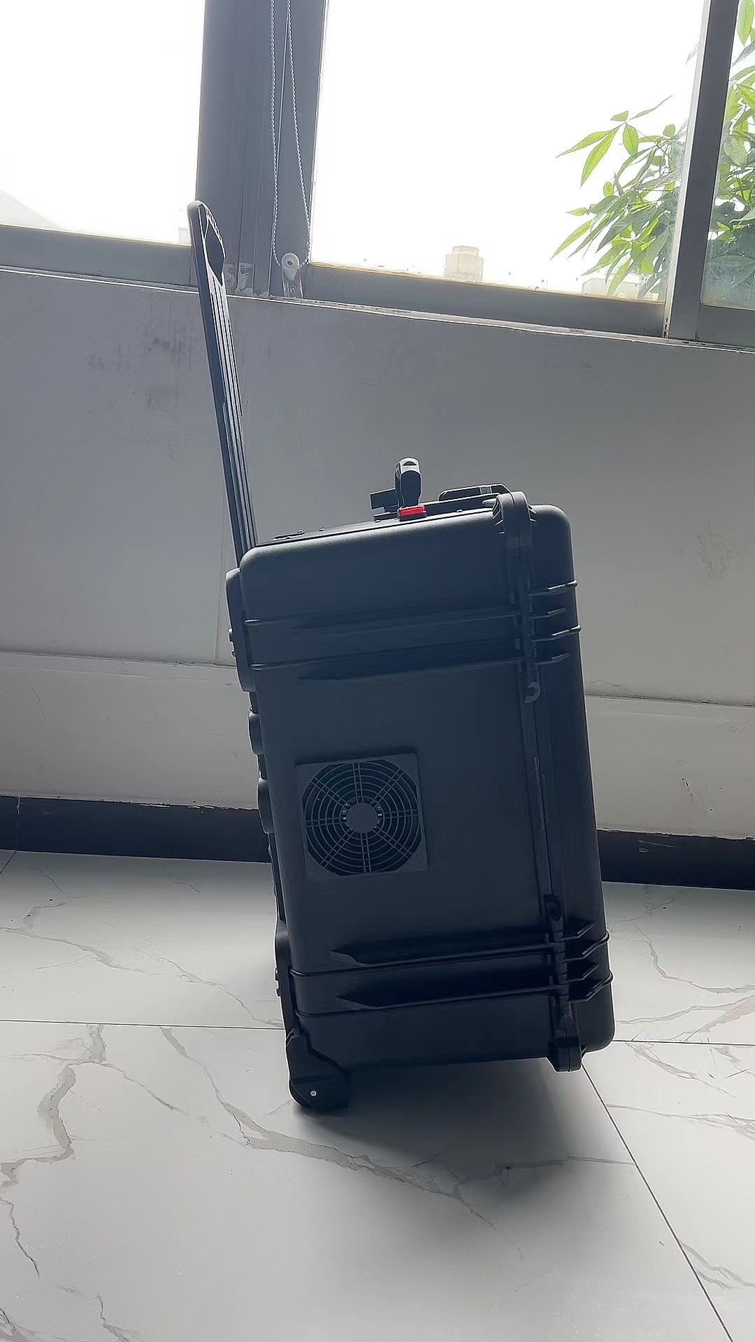 苏尼特左手拉箱型移动通信干扰器